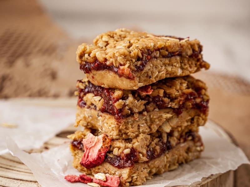Prăjitură cu unt de arahide și căpșune — Prăjituri raw vegan — fără gluten, fără lactoză, fără zahăr rafinat — Delicii Sănătoase Cluj