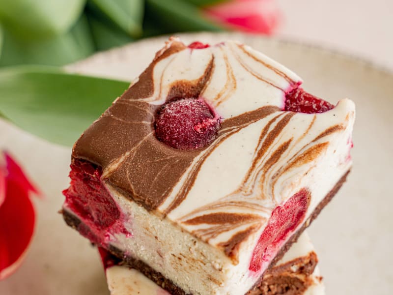 Vanilla, sour cherry and chocolate pastry — Raw vegan pastries — gluten-free, dairy-free, no refined sugar — Delicii Sănătoase Cluj