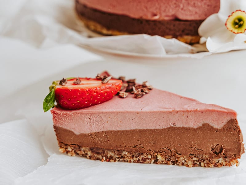 Strawberry and chocolate cake — Raw vegan cakes — gluten-free, dairy-free, no refined sugar — Delicii Sănătoase Cluj