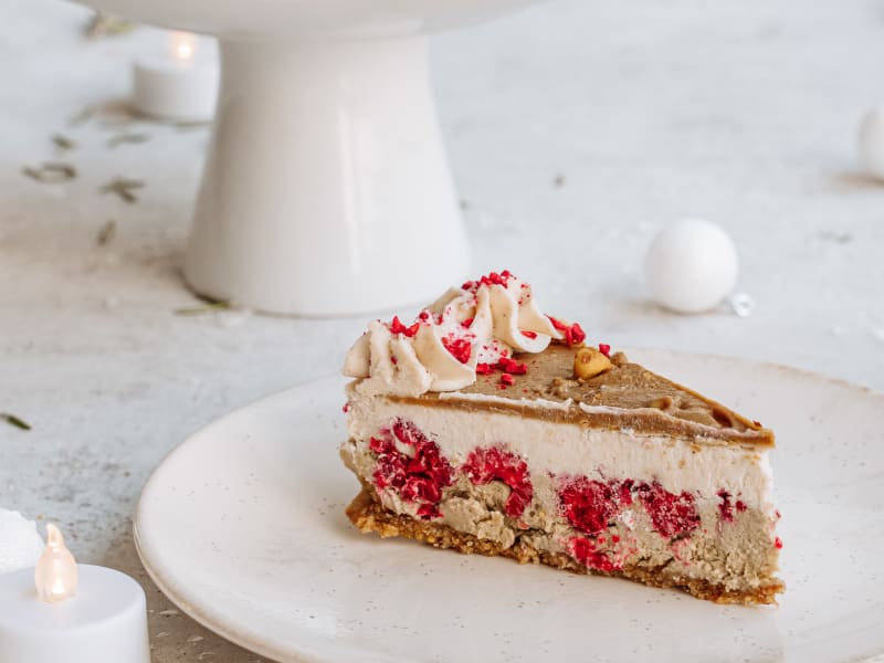 Pistachio and raspberry cake — raw vegan, gluten-free, dairy-free — Delicii Sănătoase Cluj