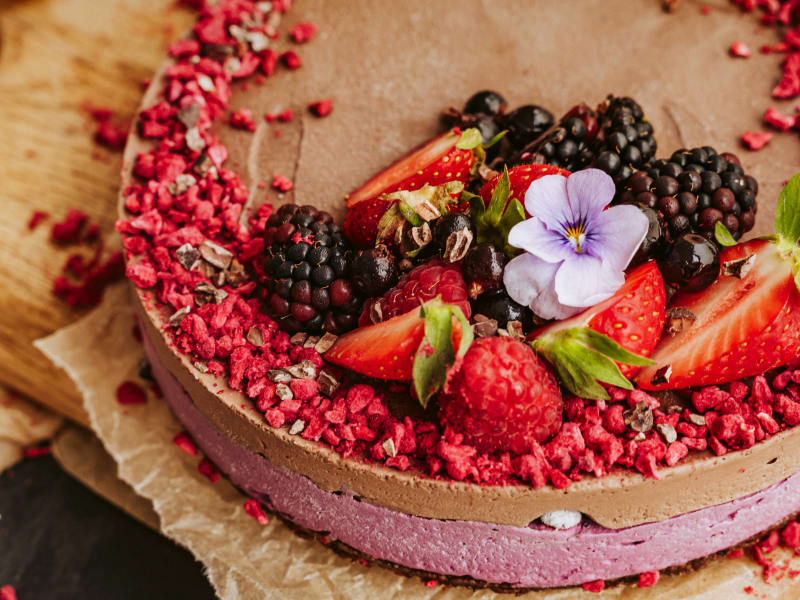 Tort cu fructe de pădure și ciocolată — Torturi raw vegan — fără gluten, fără lactoză, fără zahăr rafinat — Delicii Sănătoase Cluj