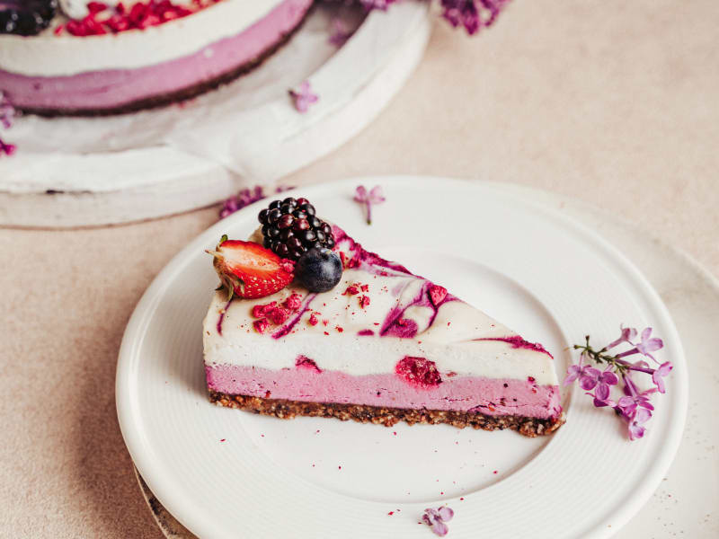 Mixed berry and vanilla cake — Raw vegan cakes — gluten-free, dairy-free, no refined sugar — Delicii Sănătoase Cluj