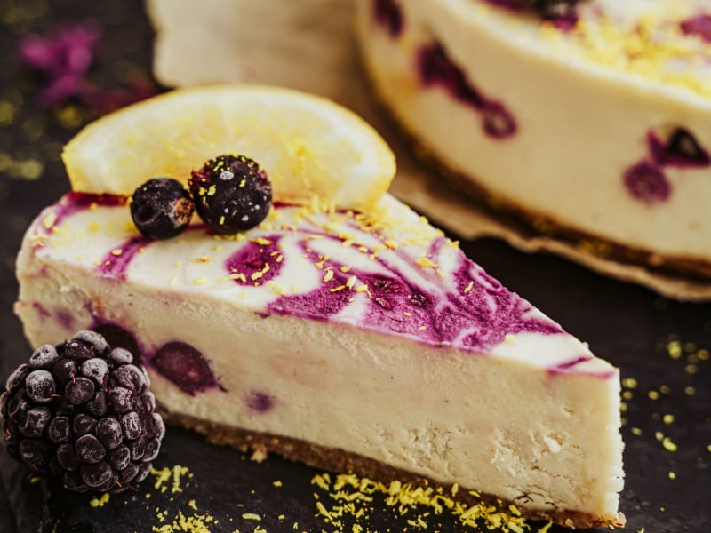 Lemon and blackcurrant cake — Raw vegan cakes — gluten-free, dairy-free, no refined sugar — Delicii Sănătoase Cluj