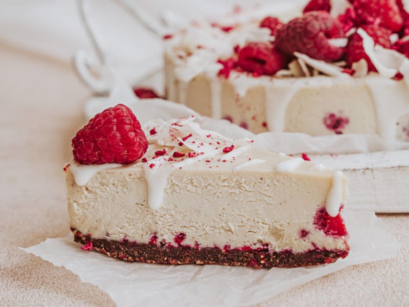 Coconut milk and raspberry cake — Raw vegan cakes — gluten-free, dairy-free, no refined sugar — Delicii Sănătoase Cluj