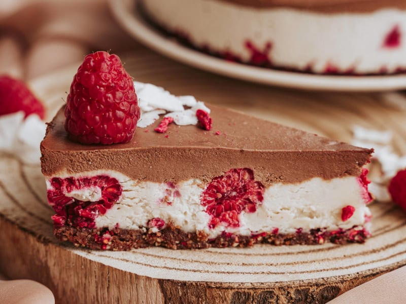 Coconut milk, raspberry and chocolate cake — Raw vegan cakes — gluten-free, dairy-free, no refined sugar — Delicii Sănătoase Cluj