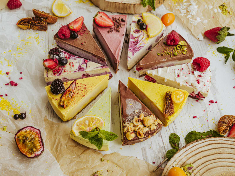 Tort raw vegan din felii diferite — combinație personalizată de sortimente, fără zahăr rafinat — Delicii Sănătoase Cluj