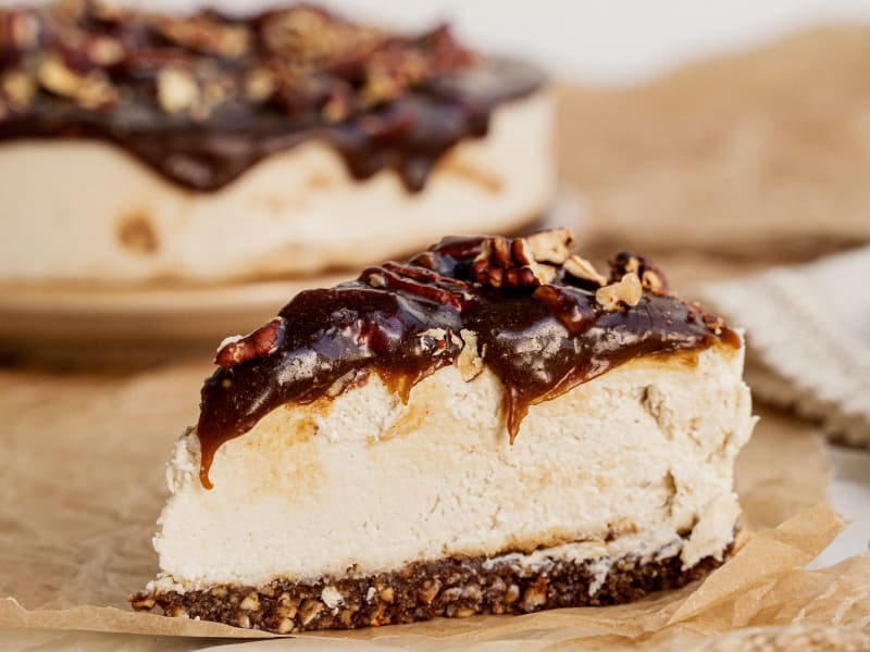 Cheesecake with caramel and pecans — raw vegan cake, gluten-free, dairy-free, no refined sugar — Delicii Sănătoase Cluj