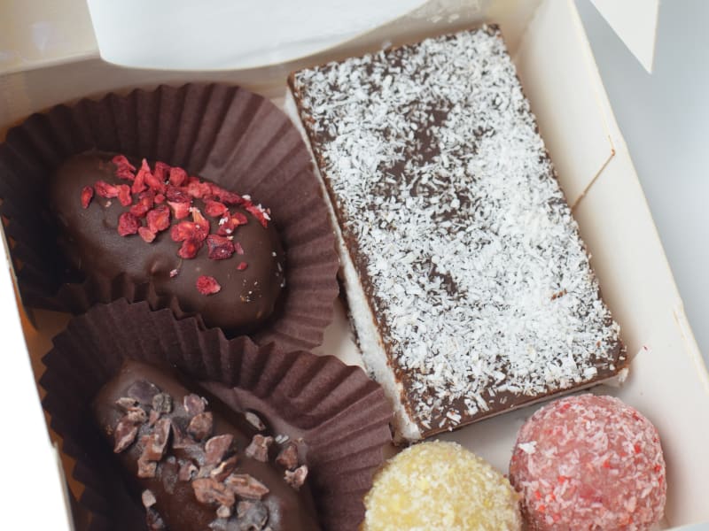Vreau ceva dulce — cutie cu prăjituri raw vegane asortate, fără zahăr rafinat — Delicii Sănătoase Cluj
