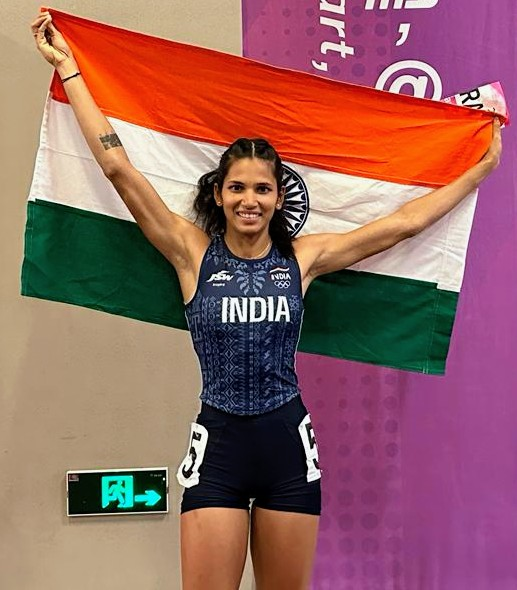 Athlete holding the Indian flag