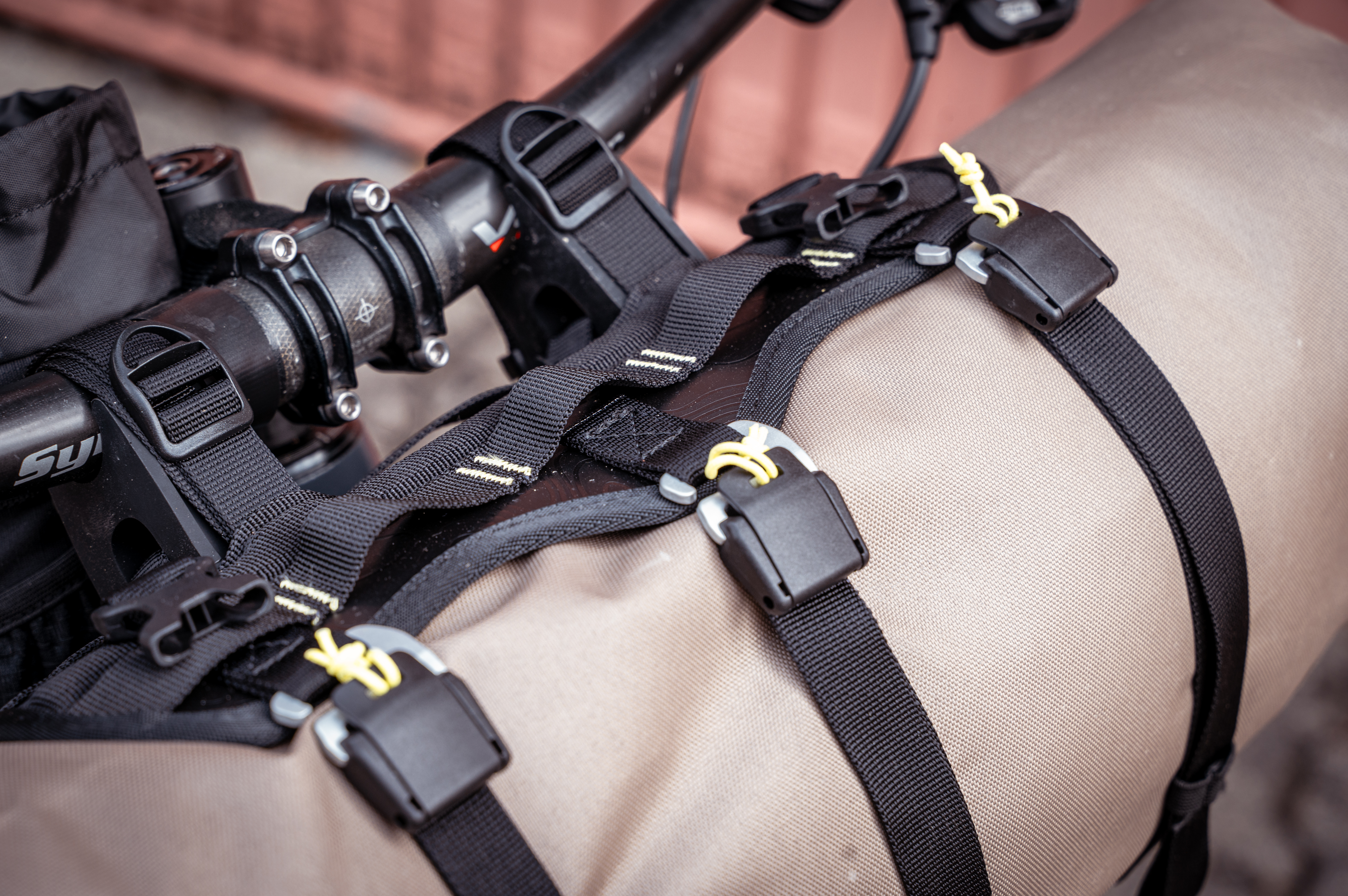 Bikepacking-Ausrstung von Decathlon: Die Lenkertasche ADVT 900 fr 63 Euro  im Test | BIKE