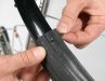 6. Befestigen Sie den Spritzlappen entweder mit Kabelbindern oder einem Stück ummantelten Kupferdrahts. Letzterer lässt sich ohne Werkzeug schnell und mehrfach auf und zu zwirbeln.