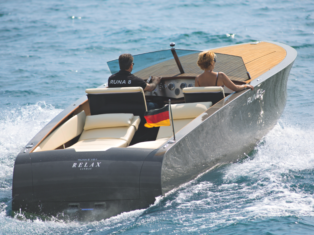 "Relax" – der Bootsname der neuen Runa 8 V8-1 ist Programm wie die edlen Designerliegen zeigen. Sie sind Markenzeichen beider Runas.