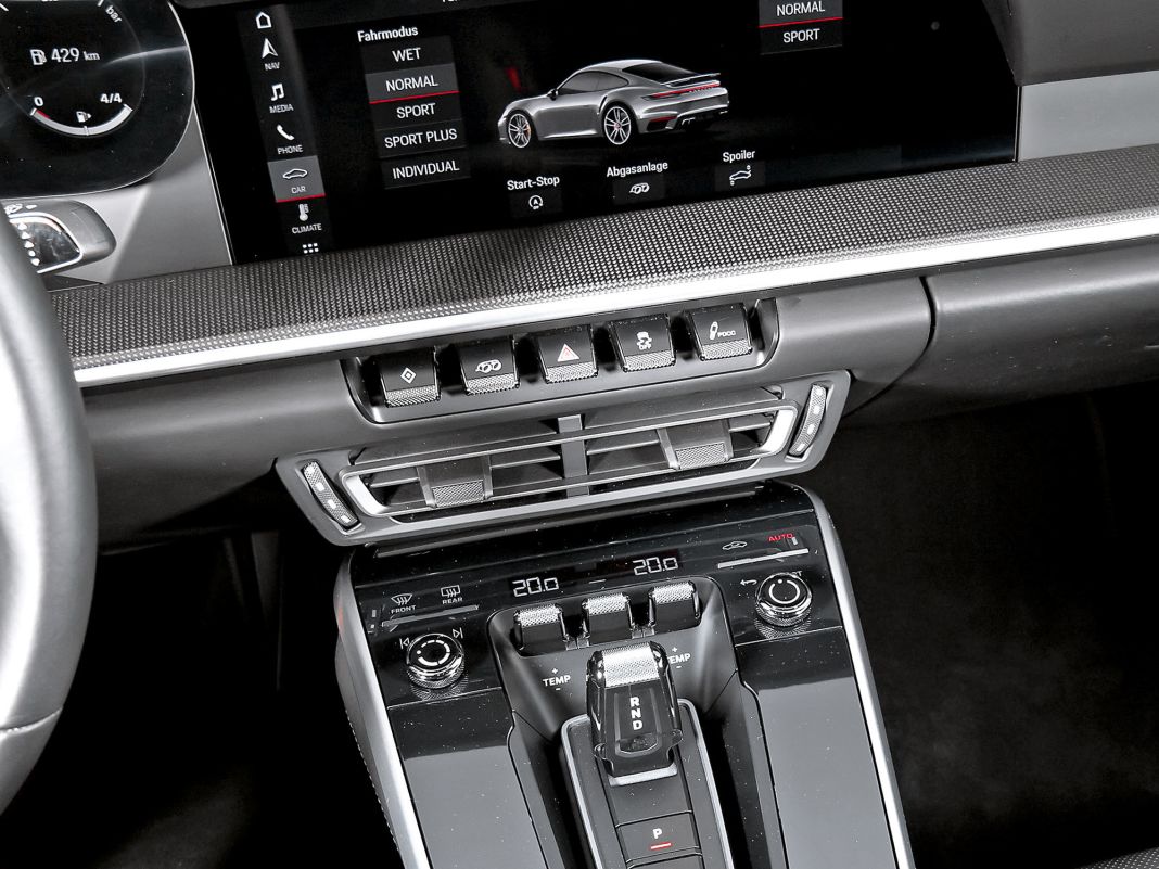 Das Sport Chrono Paket mit Mode-Schalter, Porsche Track Precision App & Reifentemperaturanzeige kommt ab Werk, ebenso das Communication Management System mit Navigation und Sprachbedienung