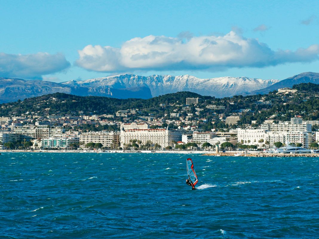 Berge und Meer – das ist es, was den Reiz der Cote d’Azur ausmacht. Eine Surfsession am Morgen und Skifahren am Nachmittag sind in Cannes problemlos unter einen Hut zu bekommen.