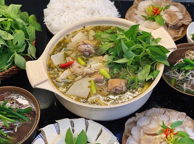 Lẩu Gà Tiềm Ớt Hiểm Phố Sứ