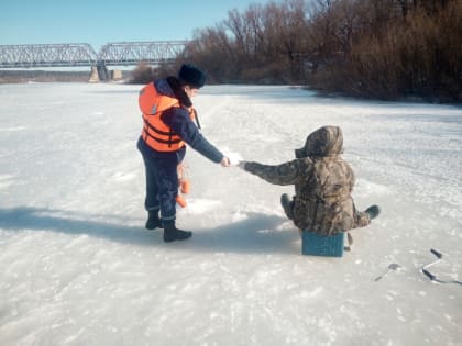 Спасатели #Мособлпожспас предупреждают жителей Подмосковья, что, выходить на лед становится опасно!