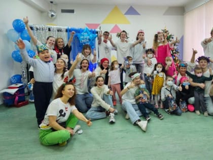 Актриса Дмитриева со студентами МХАТа показали сказку детям из онкодиспансера