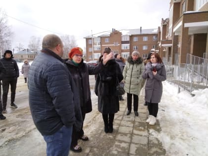 Общественники продолжают участвовать во встречах с жителями во дворах МКД.