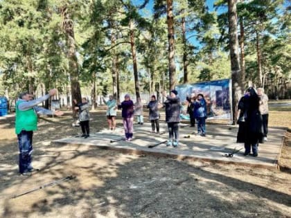 Для жителей старшего поколения Котельников провели занятие по скандинавской ходьбе