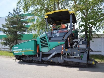 Продолжается укладка нового асфальтобетонного покрытия на региональной дороге на Северном шоссе