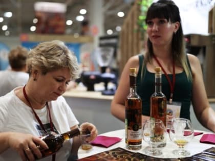 Дерматолог напомнил о вредном воздействии алкоголя на кожу