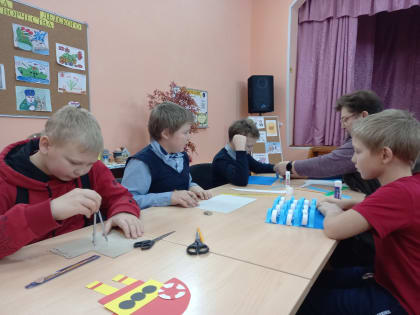 Воскресенцы мастерили открытки для пап