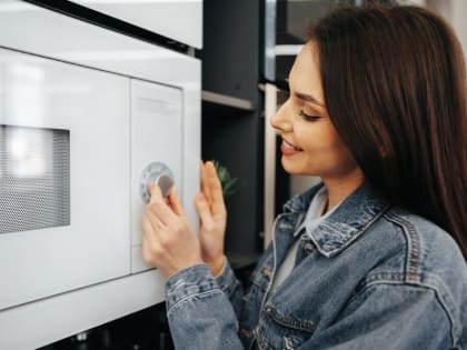 «Нагревать нельзя»: диетолог рассказала, какие продукты портятся в&nbsp;микроволновке