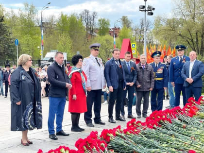 Девятого мая к мемориалу Славы возложили цветы.