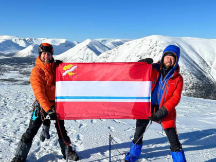 Флаг города Орехово-Зуево поднят на горе Айкуайвенчорр