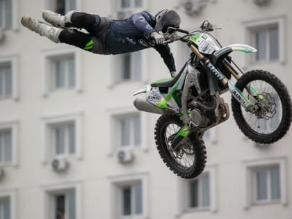 Вечернюю программу на площади Советской открыли участники шоу KOLESNIKOV FMX FEST