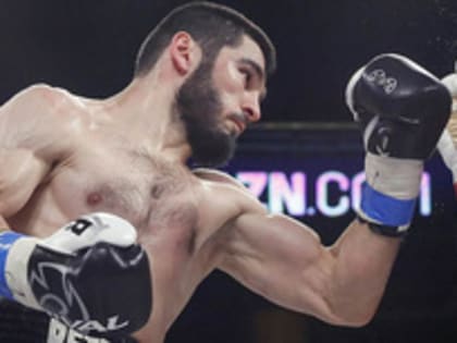 Российский боксер Бетербиев защитил три титула чемпиона мира