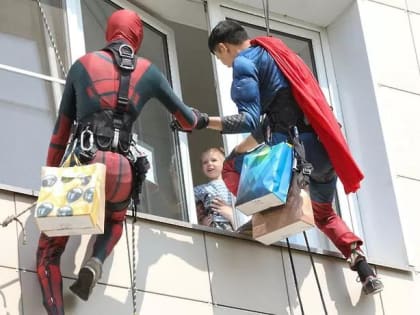 Маленьких пациентов онкодиспансера в Балашихе поздравили с Днем защиты детей