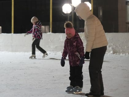 Во Дворце спорта «Ока» дети могут бесплатно взять коньки в прокат