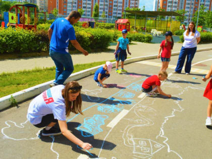 Дошкольники в Люберцах  нарисовали мелом трёхметровую карту России