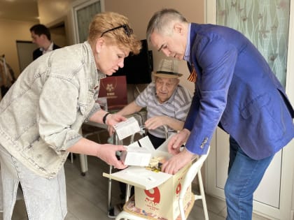 «Коробку здоровья» вручили 96 летнему ветерану в Ленинском округе