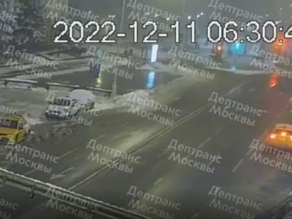 В центре Москвы внедорожник въехал в снегоуборочную технику