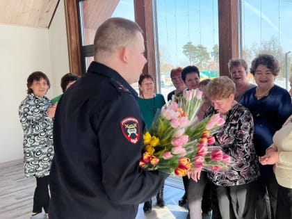 Сотрудники Госавтоинспекции поздравили участниц активного долголетия Павлово-Посадского городского округа с Международным женским днём
