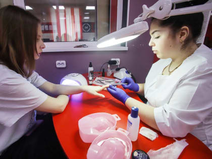 Врач Скорогудаева: Маникюр может привести к миоме матки