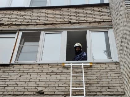 Спасатели 259‑й пожарно‑спасательной части территориального управления № 6 ГКУ МО «Мособлпожспас» помогли пожилой женщине захлопнувшей дверь на балконе
