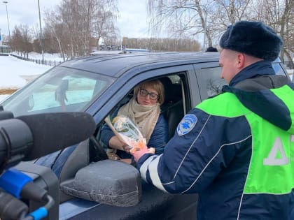 Воскресенская Госавтоинспекция поздравила женщин с праздником