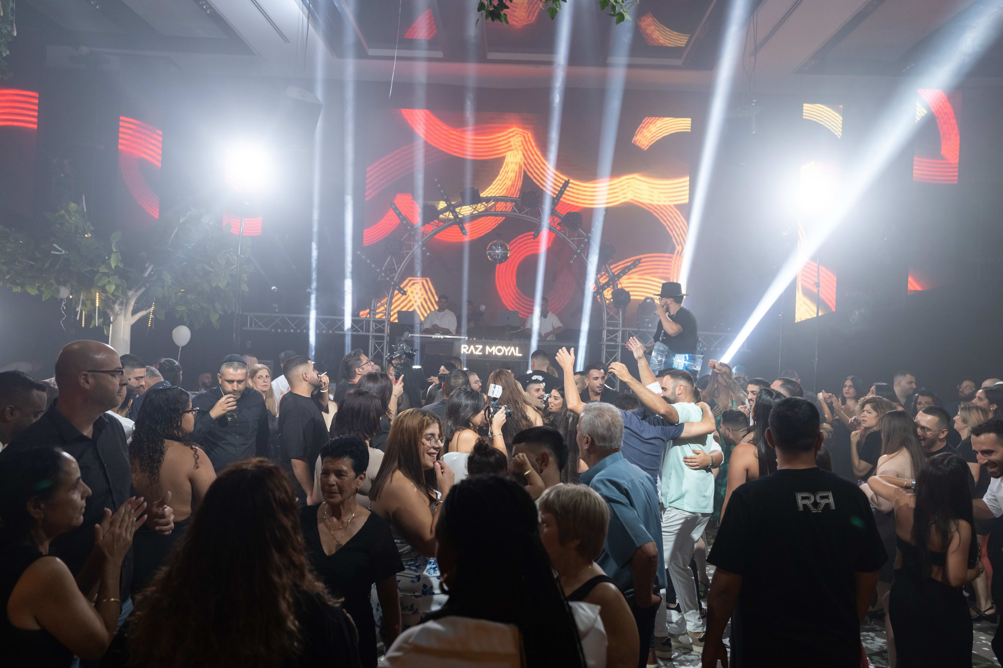 דיגיי רז מויאל - תקליטן לחתונה בבאר שבע מרקיד את האורחים על הרחבה