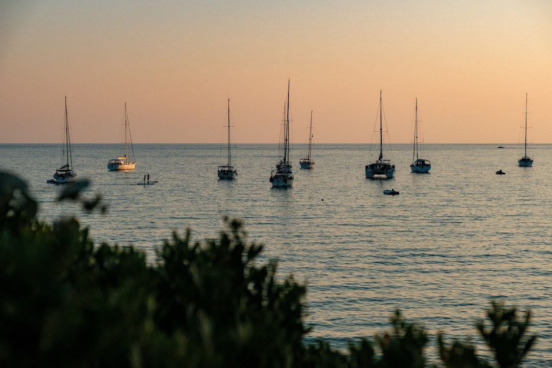 Barcos en el mar al atardecer, ambiente típico de un paseo de puesta de sol en Alicante