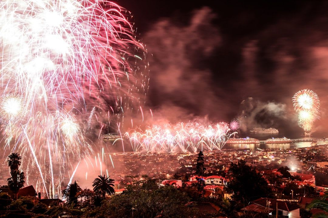 Fuegos artificiales sobre la bahía de Alicante durante las Hogueras de San Juan vistos desde el mar