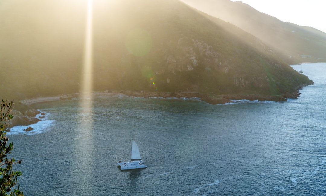 Velero fondeado al atardecer en la costa mediterránea cerca de Alicante
