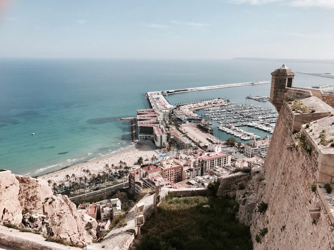 Castillo de Santa Bárbara visto desde la costa de Alicante