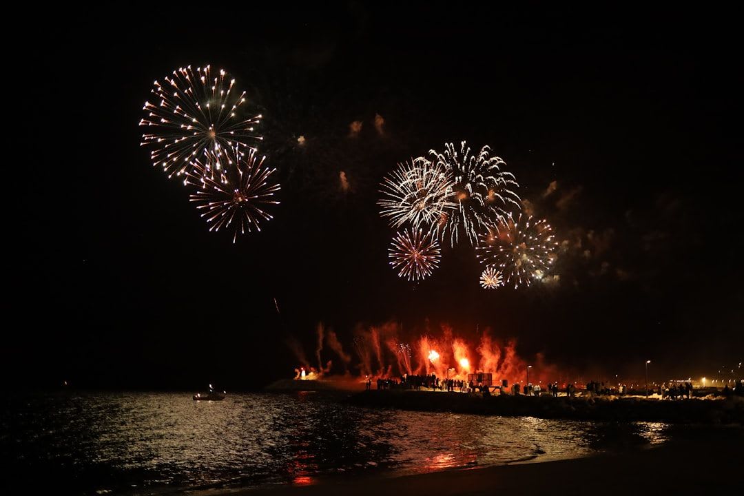 Fuegos artificiales sobre el mar similares al concurso pirotécnico de las Hogueras de San Juan en Alicante