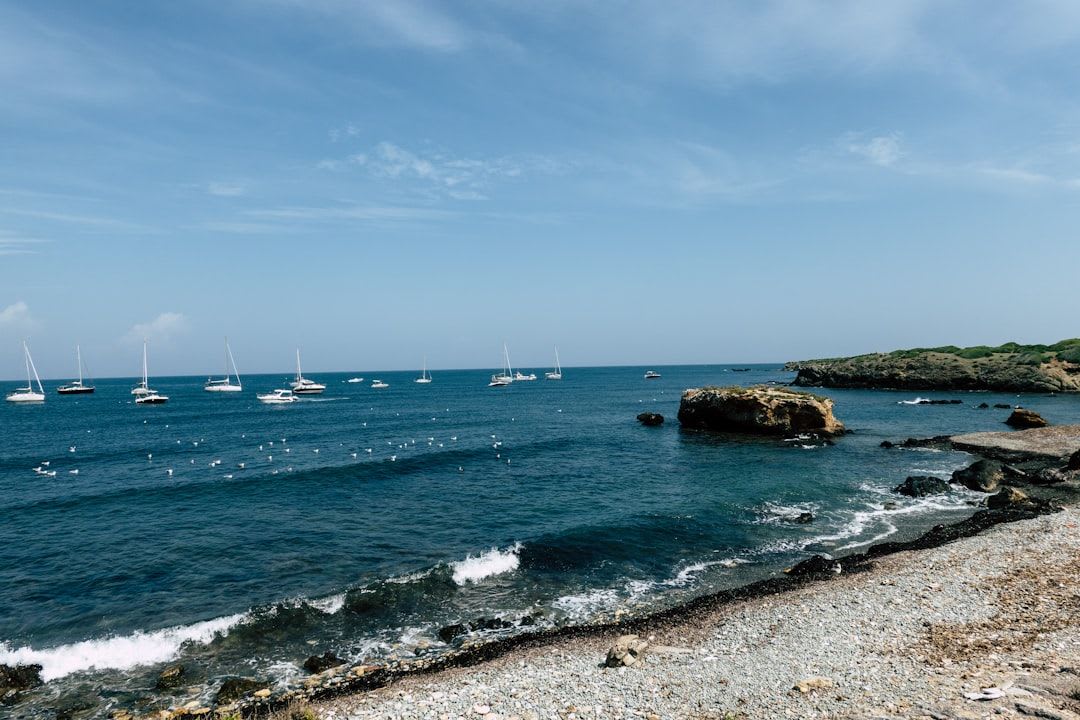 Costa rocosa y aguas cristalinas de la isla de Tabarca, uno de los fondeaderos clásicos cerca de Alicante