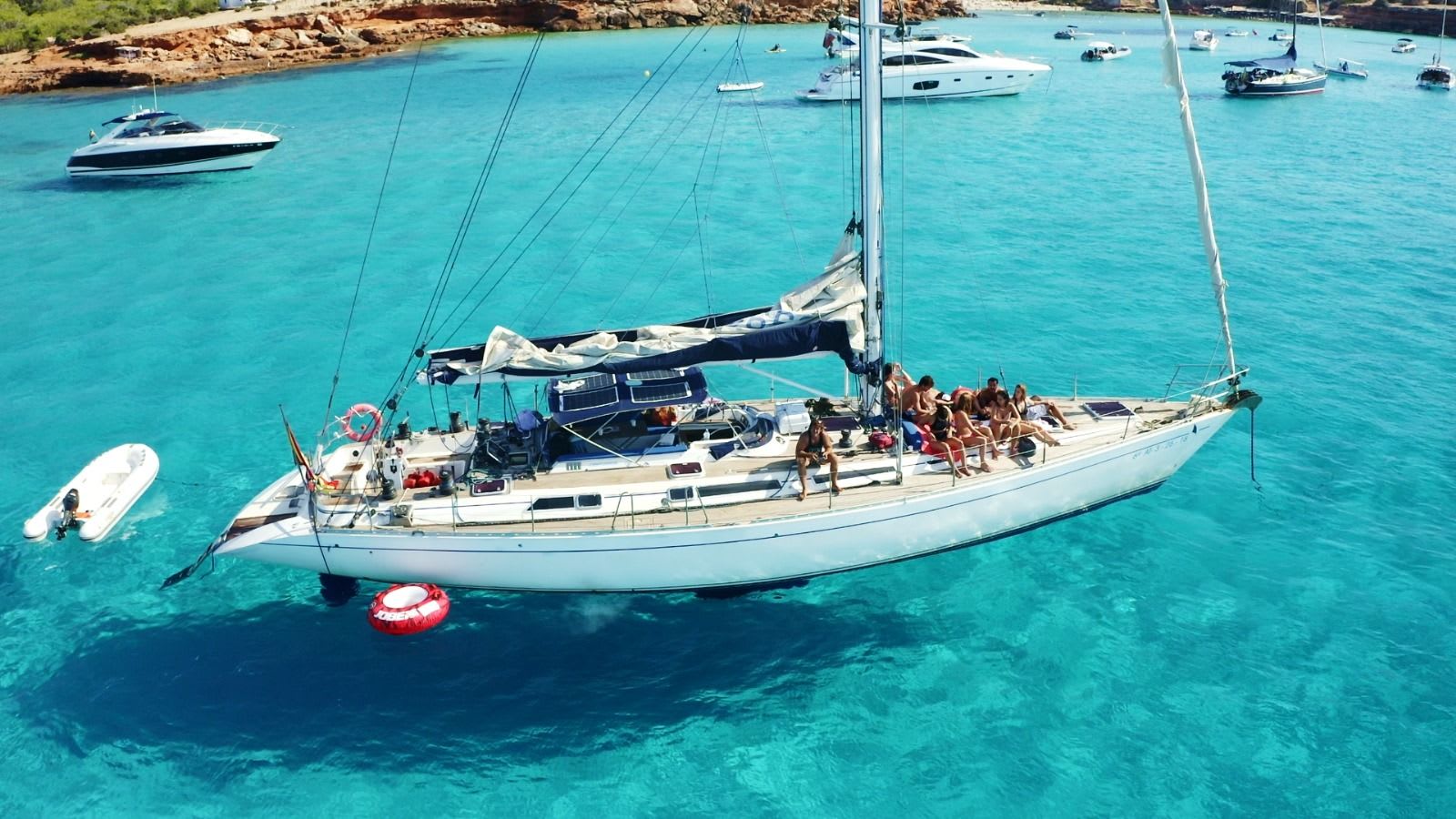 Velero Peggy fondeado en aguas turquesas durante una salida privada en Alicante