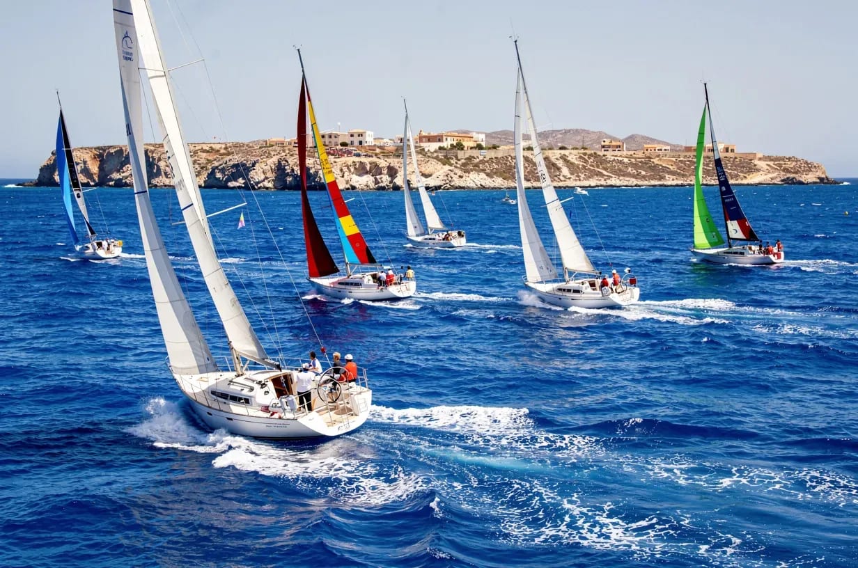 Regata de veleros cerca de Tabarca durante TabarcaVela en julio