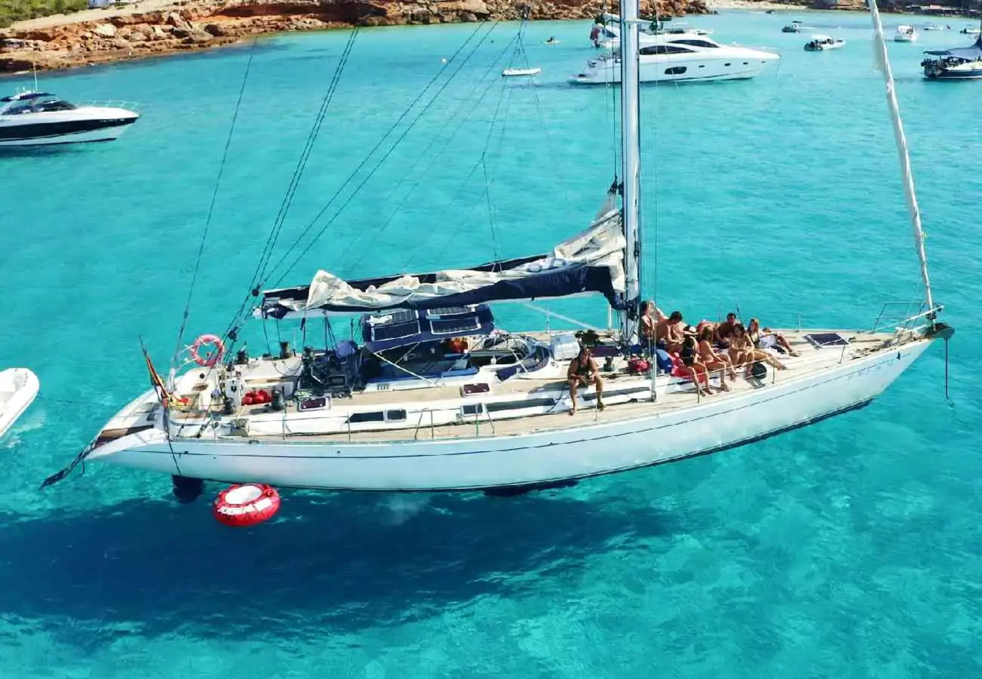 Veleros navegando en la costa de Alicante